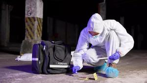 Els detectius van aconseguir una mostra de saliva després descupir al carrer