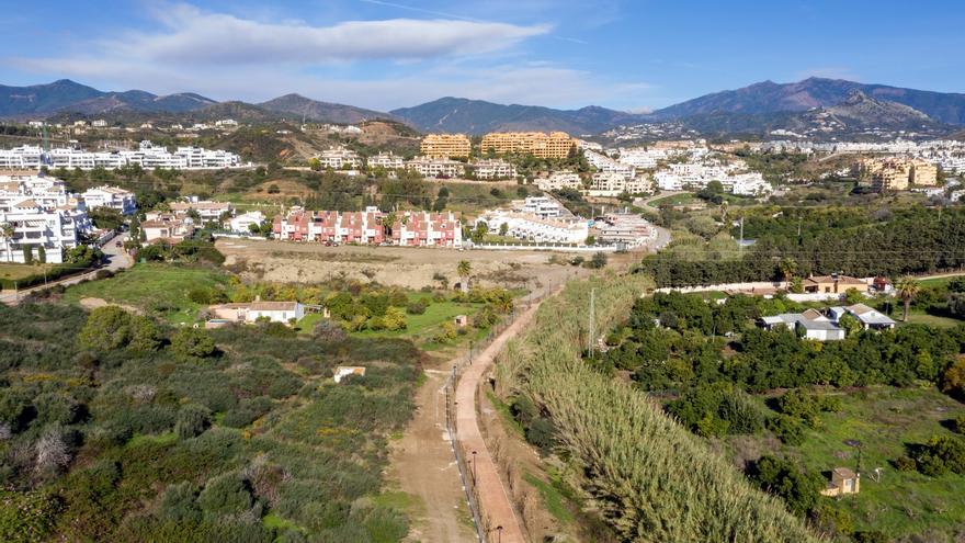 Estepona cede una parcela junto al arroyo Las Cañas para construir 15 pistas de pádel