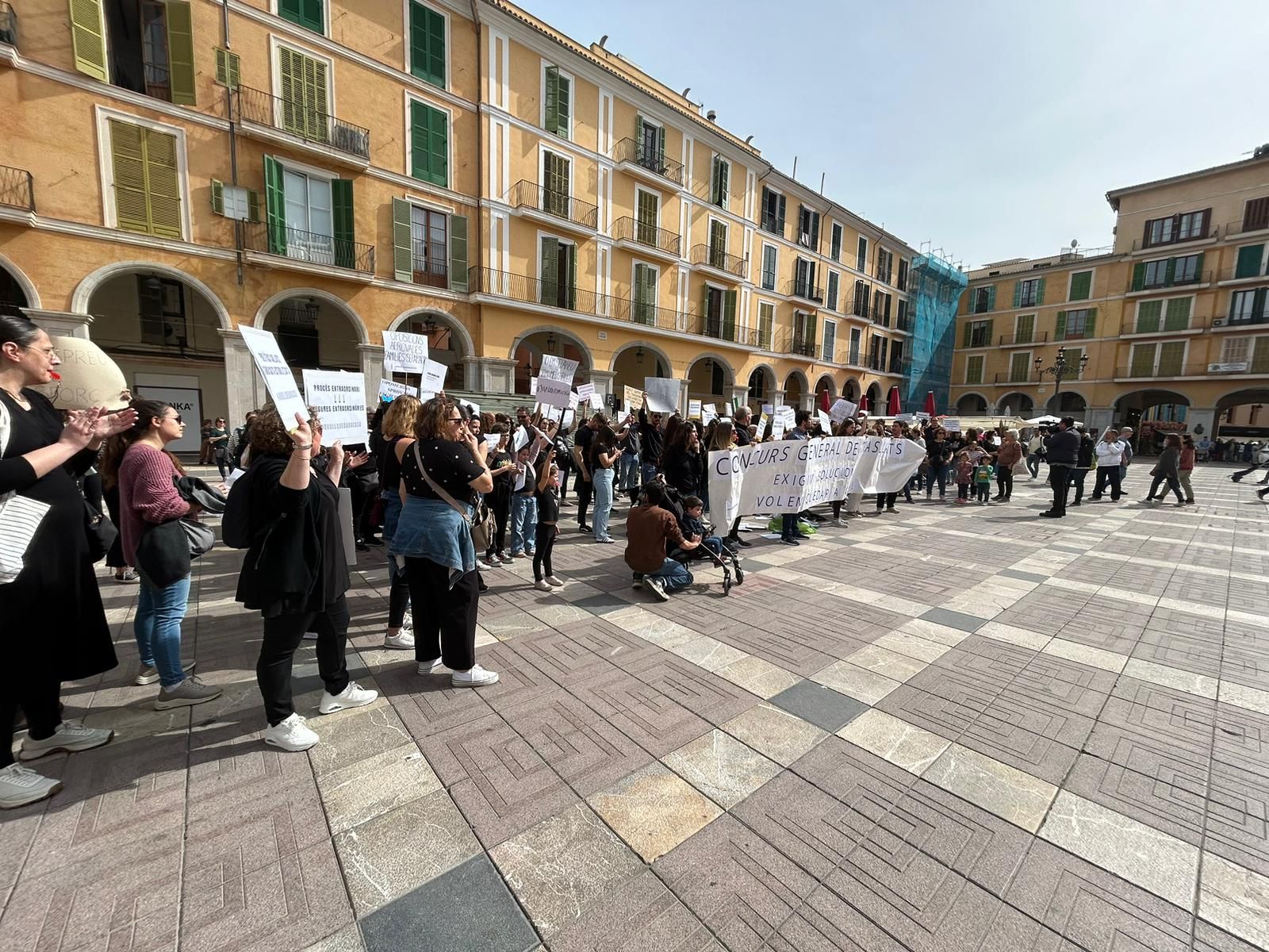 Unas 200 personas exigen al Govern &quot;soluciones reales&quot; para opositores afectados por el concurso de traslados docentes