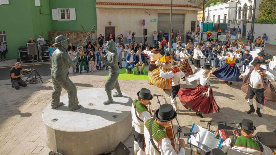 El juego del palo tiene su escultura en La Esperanza