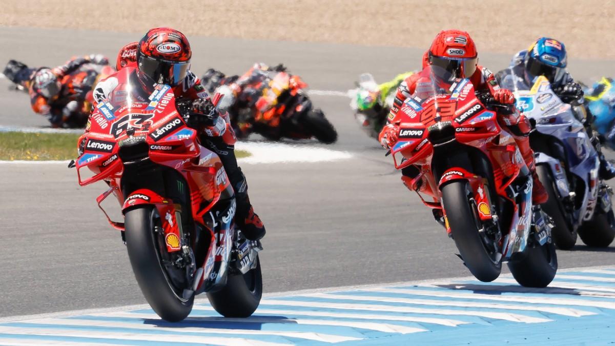 Bagnaia y Márquez, durante la prueba en Jerez
