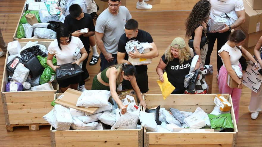 Una 'pop-up' vende esta semana en Barcelona toneladas de paquetes perdidos al peso