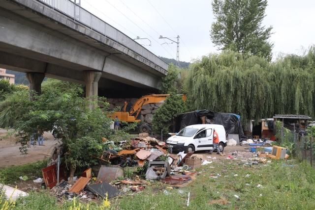 El Ayuntamiento de Oviedo desaloja las chabolas de La Malata