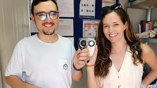 Especialistas en dermatología del Hospital HLA San Carlos estuvieron revisando y explorando la piel a numerosos bañistas