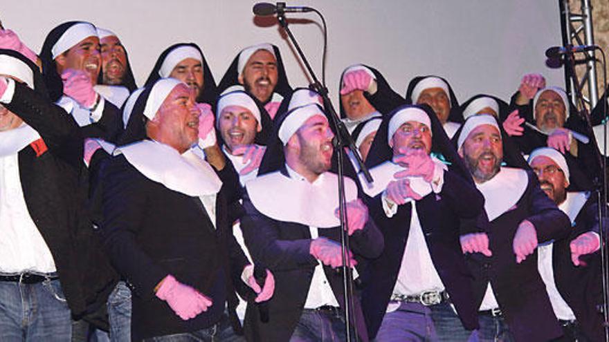 Los integrantes de Mallorca Gay Men´s Chorus, de monjas.