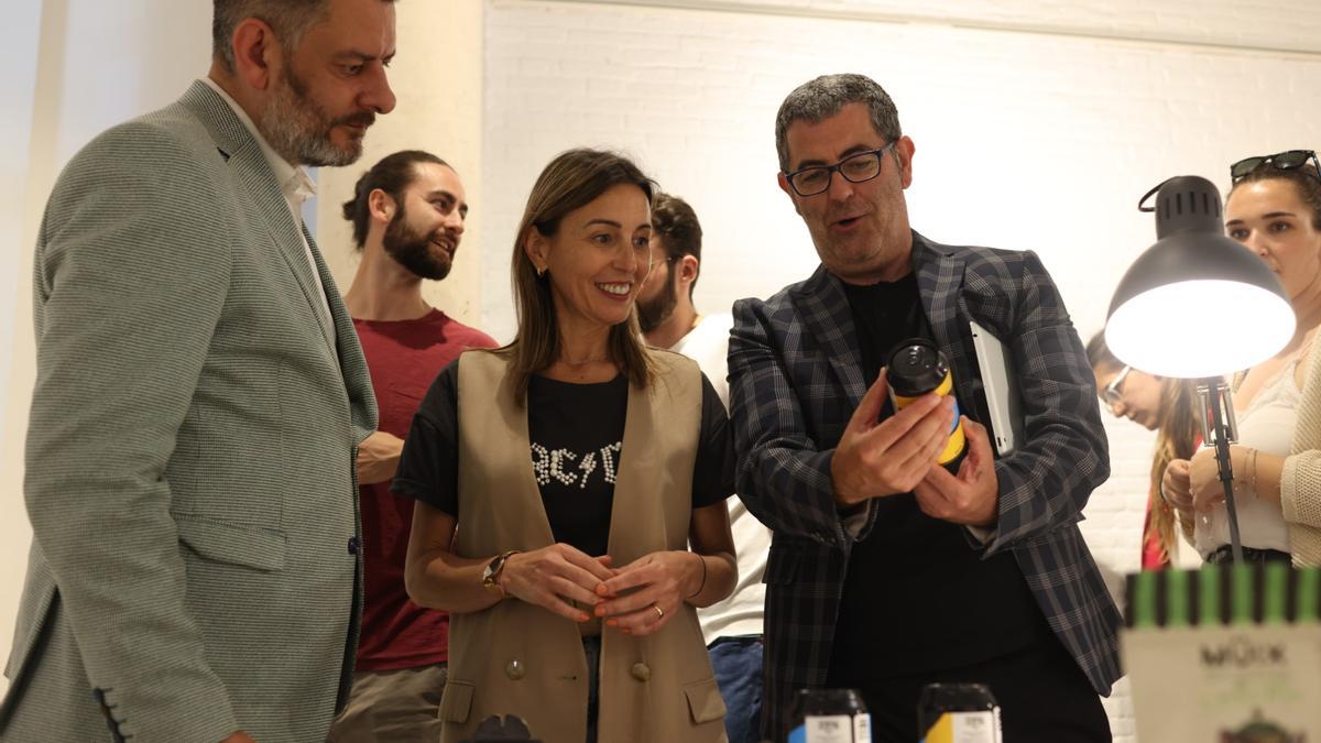 Carlos Galiana, Marta Chillarón y Ángel Martínez en la exposición