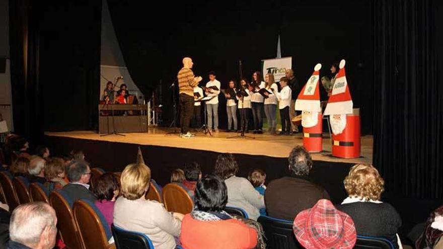 La coral y el coro infantil de Tineo cantan a la Navidad a partir de mañana