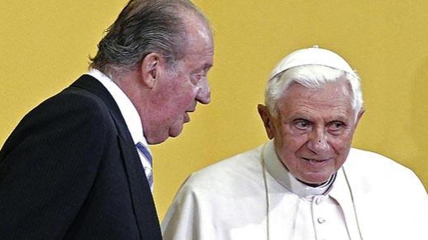 Don Juan Carlos conversa con el papa Benedicto XVI, en el aeropuerto del Prat ( Barcelona), al término del viaje apostólico del pontífice a España, el pasado mes de noeviembre