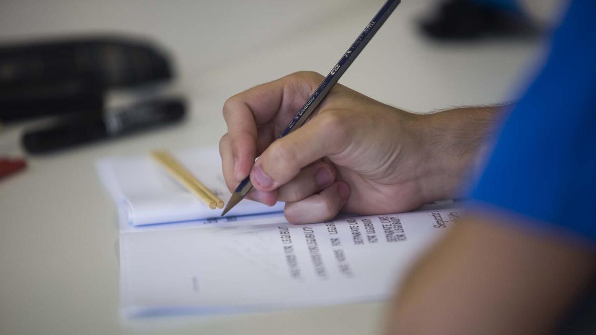 IU pide que se reconsidere el traslada del Centro de Educación de Adultos.