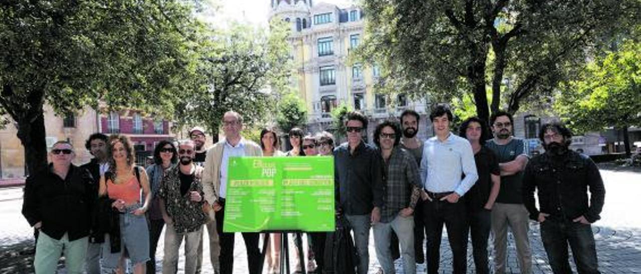 El concejal de Cultura, José Luis Costillas, junto a los grupos participantes en el Enclave Pop. | Miki López