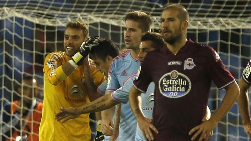 Sergio recibe la felicitación de sus compañeros al final del partido.