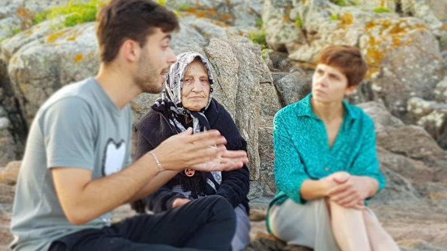 Aaron Siebert, durante el rodaje, con su abuela y la actriz Isabel Naveira.