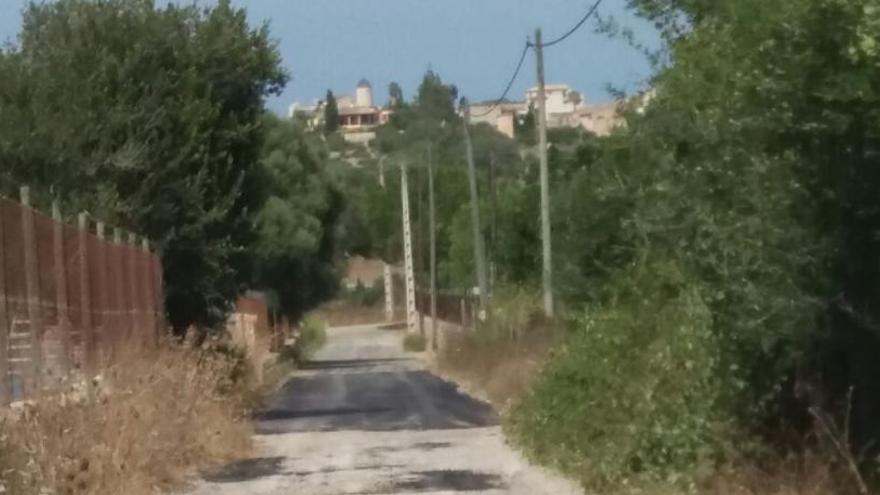 Imagen del tramo asfaltado en el camino situado ante la finca del alcalde hace unos días.