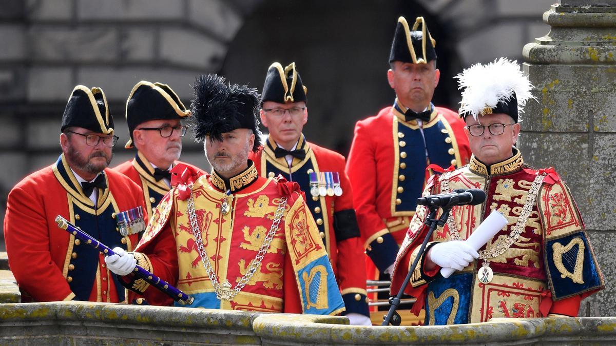 Lectura del acta de proclamación del rey Carlos III en Edimburgo