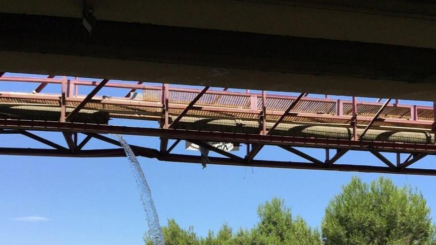 Rompe una tubería de agua en el Port y daña toda la luna de un coche