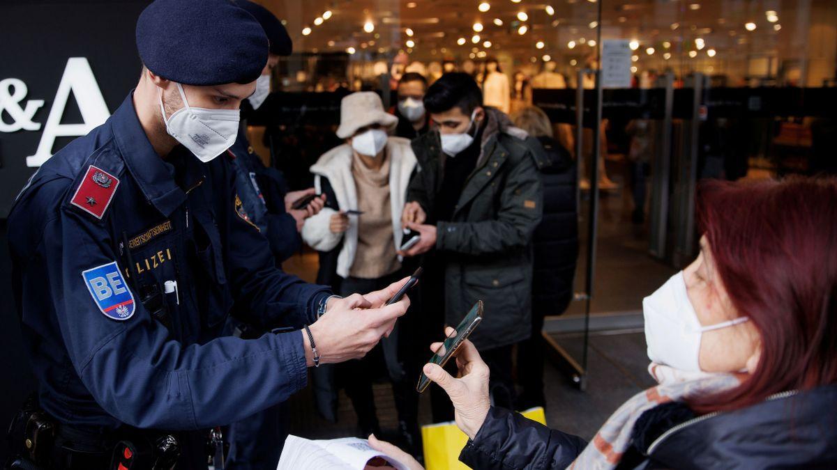 La policia comprova els certificats covid en una botiga al centre de Viena