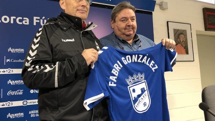 El entrenador, Fabri González, durante su presentación junto al director deportivo, Paco Zaragoza.