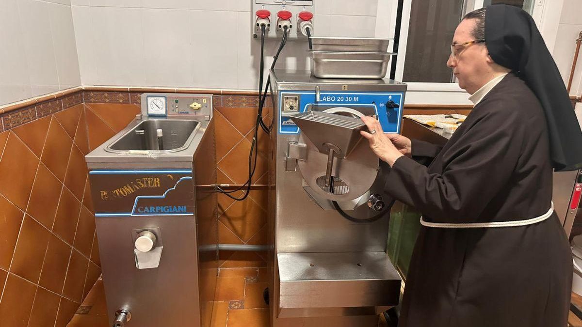 Sor Matilde, monja del convento de San Antonio de Padua de Toledo mostrando la máquina de helados artesanales