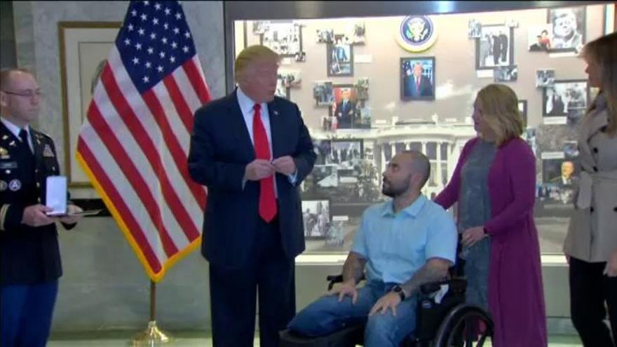 Trump visita el hospital militar de Washington