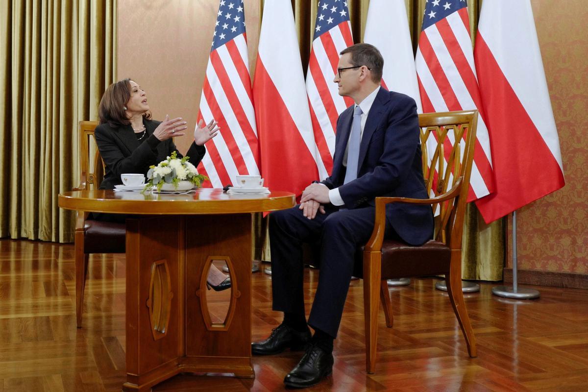 El primer ministro polaco Mateusz Morawiecki y la vicepresidenta estadounidense Kamala Harris durante una reunión en la Cancillería del Primer Ministro en Varsovia, Polonia