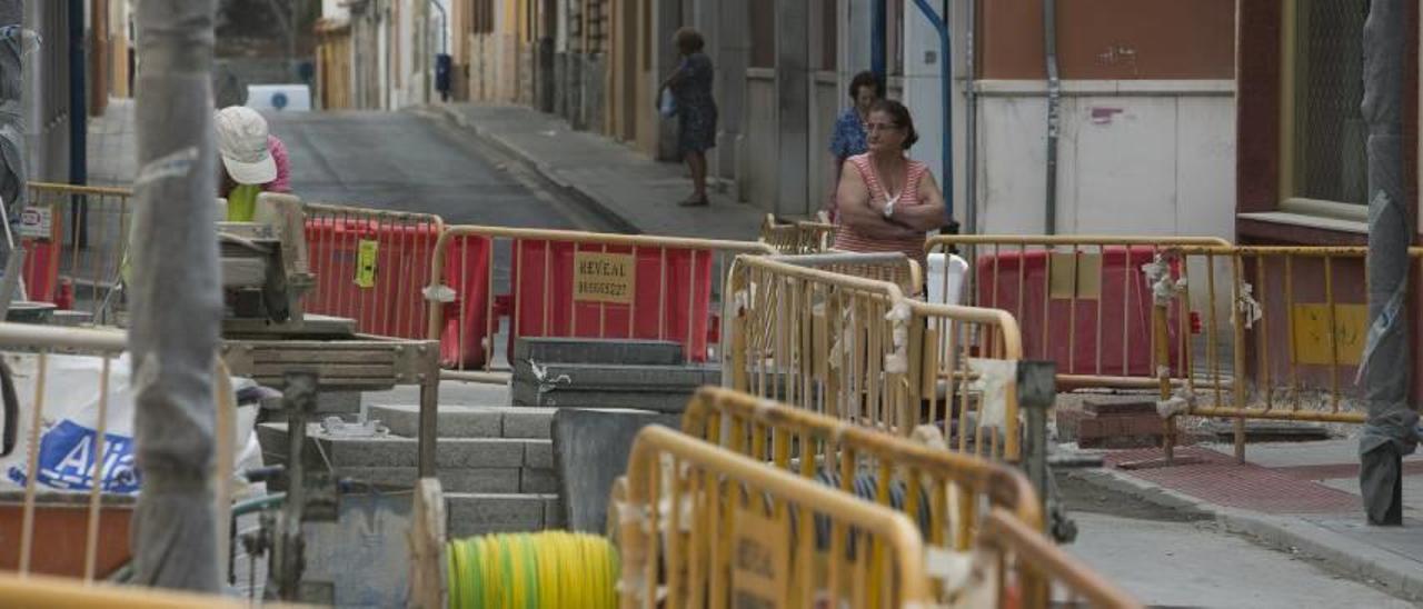 Vecinas de Villafranqueza observan la zona vallada y en obras en Músico José Torregrosa.