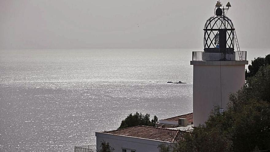 L’emblemàtic far de Sant Sebastià. | ANIOL RESCLOSA