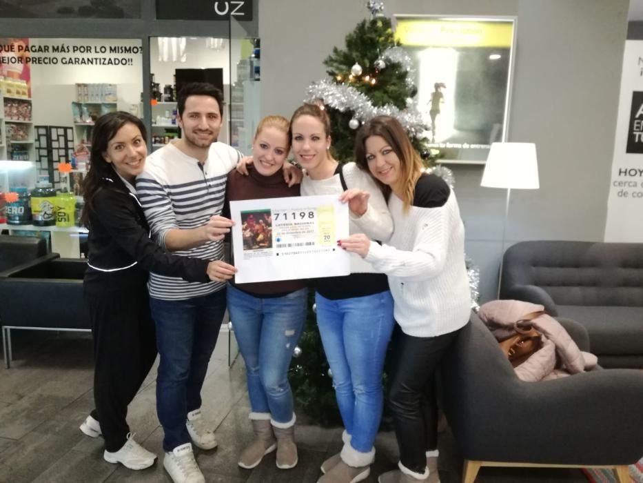 Algunos de los afortunados ganadores del Gordo del gimnasio O2 ubicado en El Perchel.