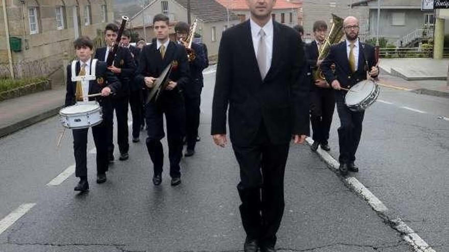 Un reciente pasacalles de la banda de Meaño. // Noé Parga