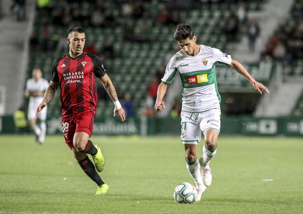 El Elche rompe el maleficio, vuelve a ganar en el Martínez Valero y recupera el olfato realizador en un partido más efectivo que brillante