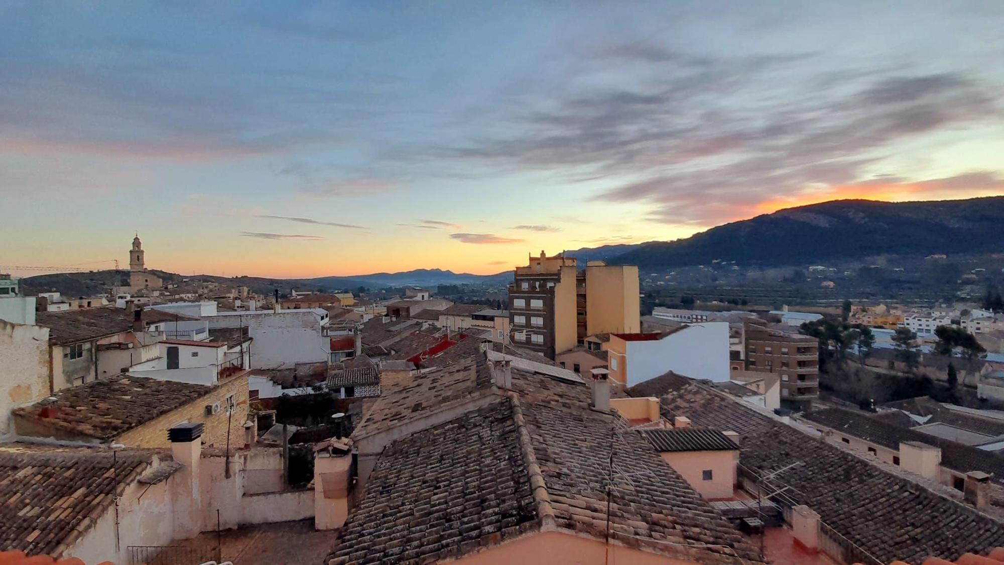 Las temperaturas mínimas se mantienen y la nieve llega a las comarcas de interior