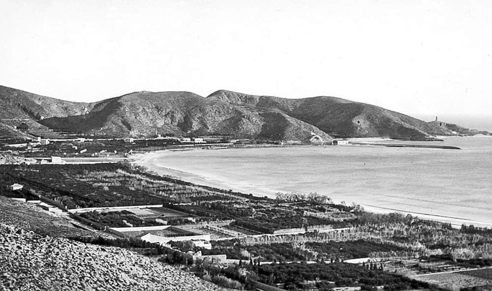 La bahía, todavía sin edificaciones turísticas.jpg