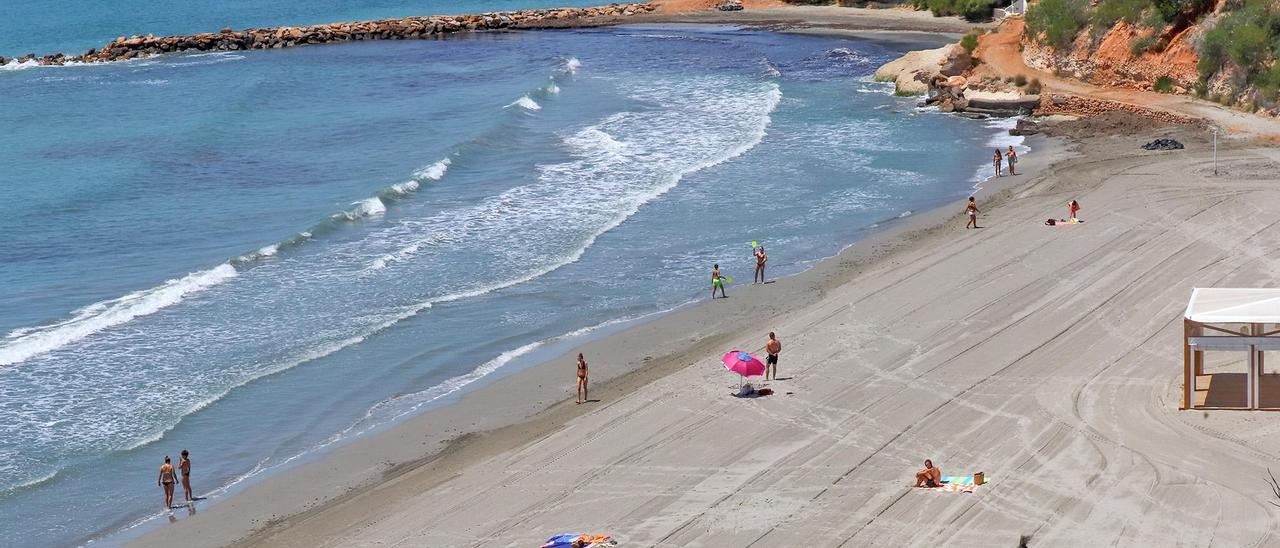 Playa de La Caleta, una de las once que ha revalidado la Bandera Azul en Orihuela Costa