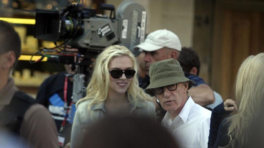 La calle de San Francisco y el faro de avilés, listos para el amor. | Sobre estas líneas, Scarlett Johansson y Woody Allen, en el en torno de la iglesia de San Nicolás de Bari cuya campa se convirtió por unas horas en la terraza romántica. A la derecha, arriba, Javier Bardem se acerca a Rebecca Hall y a Scarlett Johansson, que están sentadas en la calle Galiana, una escena que contempla el director de cine. A la derecha, abajo, el director artístico de «Vicky Cristina Barcelona», el francés Alaine Bainée junto al director de fotografía, Javier Aguirresarobe caminan hacia el faro de Avilés. | Ricardo Solís / Mara Villamuza