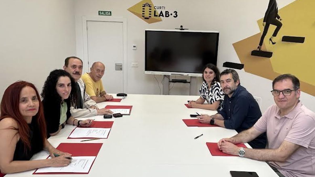 Los representantes de IU, a la izquierda de la imagen, y el PSOE en el inicio del balance del pacto de gobierno local.