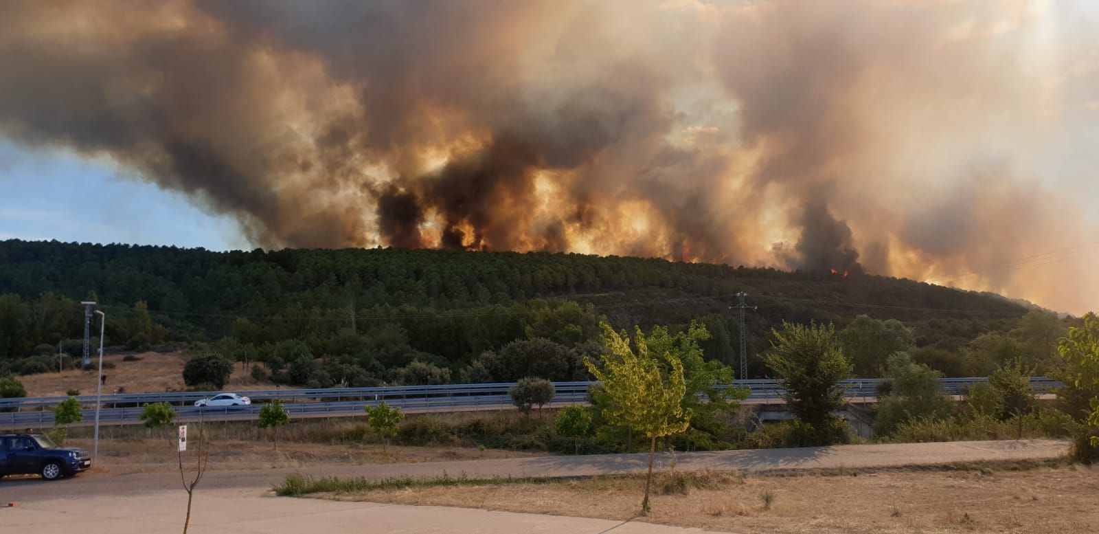 Las espectaculares imágenes del avance del fuego de Trabazos