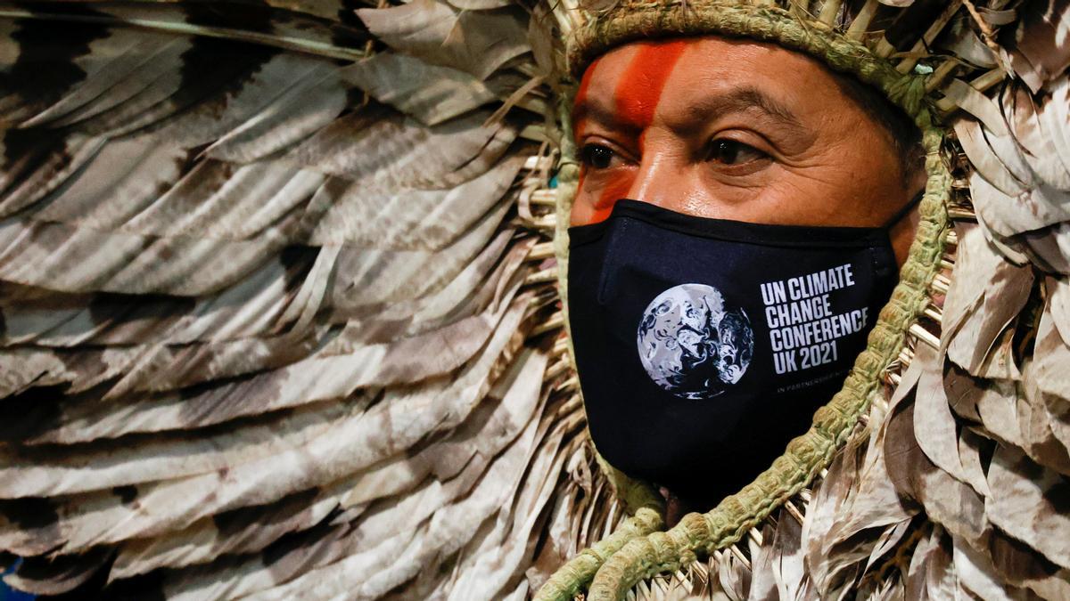 El delegado indígena de la Amazonía Romancil Gentil Kreta con una máscara facial de la Conferencia de la ONU sobre el Cambio Climático (COP26).