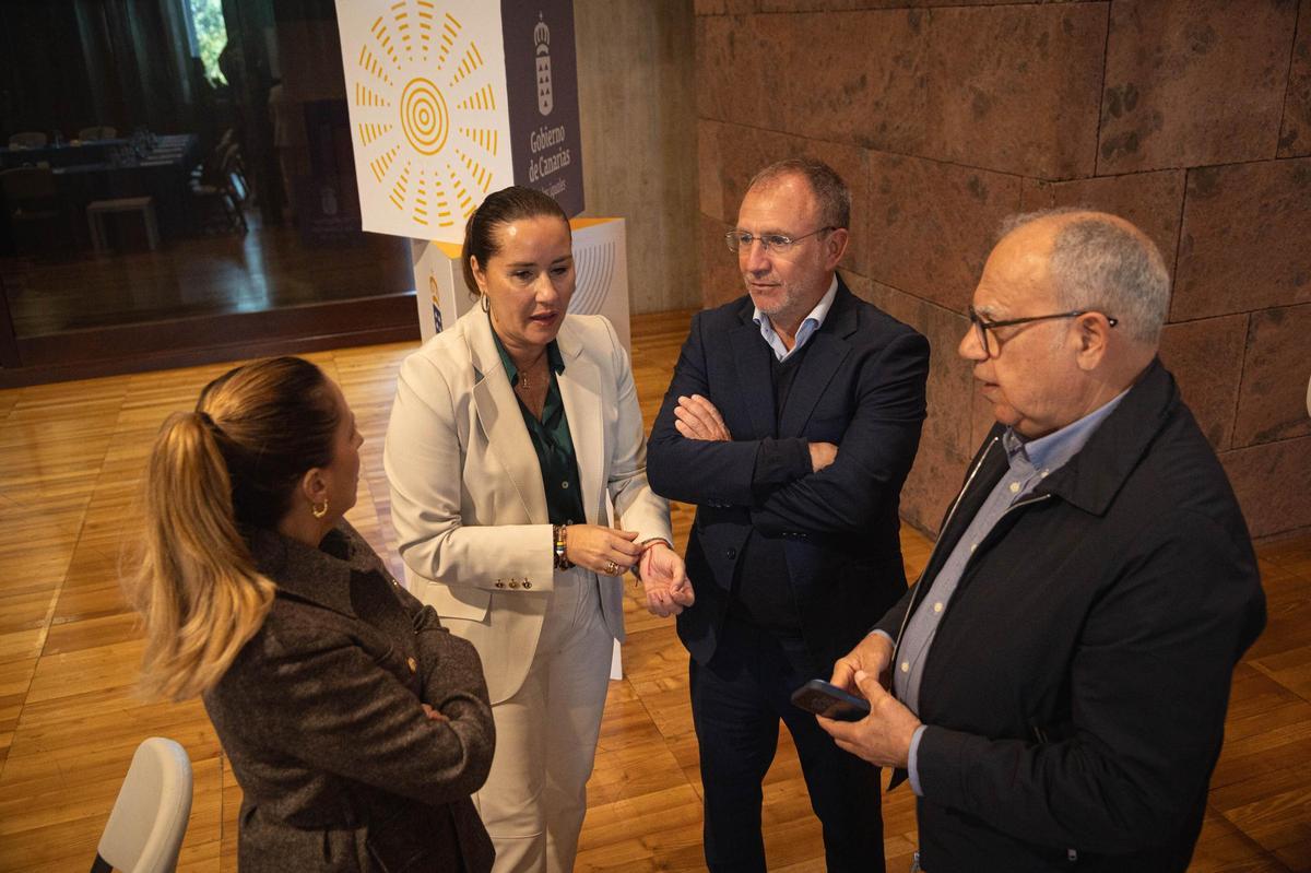 Reunión de Fernando Clavijo con la Fecai y Fecam para el Decreto Canarias