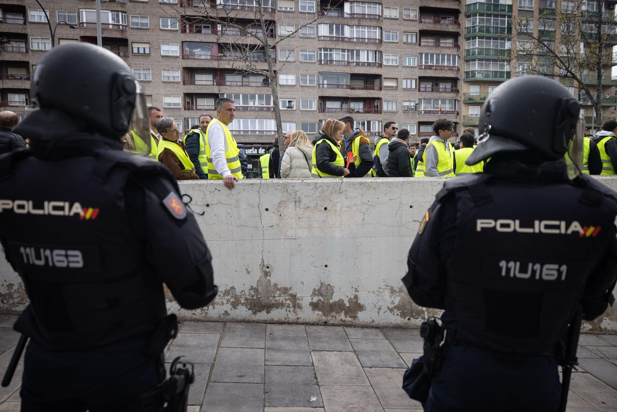 En imágenes | Los protestas agrícolas vuelven a las puertas de La Aljafería