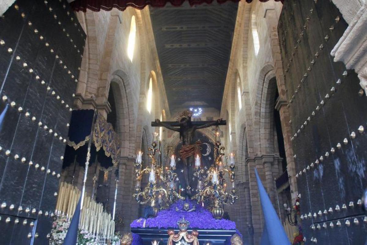 Una tarde primaveral envuelve a las cofradías el Lunes Santo
