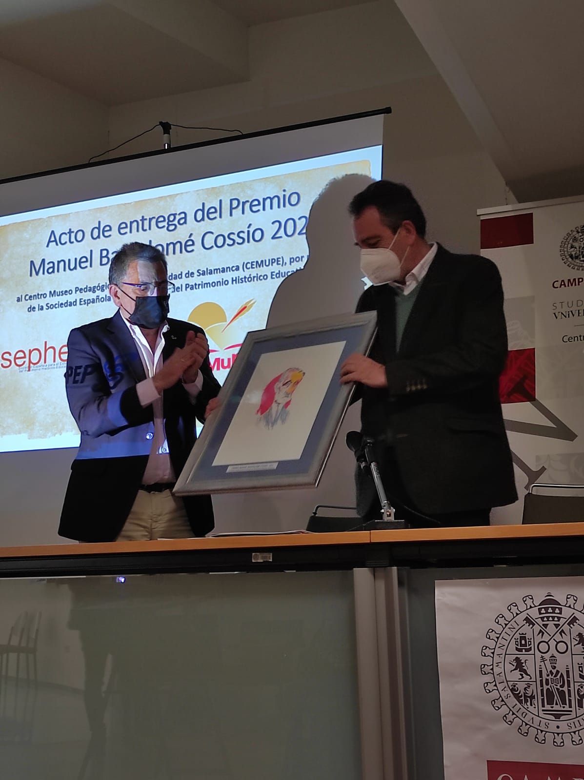 Bienvenido Martín Fraile recoge el premio al Museo Pedagógico de Zamora.