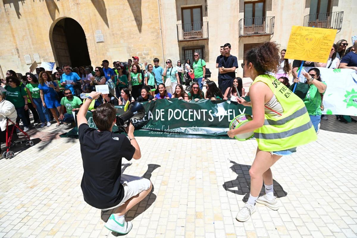 La manifestación de profesores por la huelga educativa llena las calles de Elche