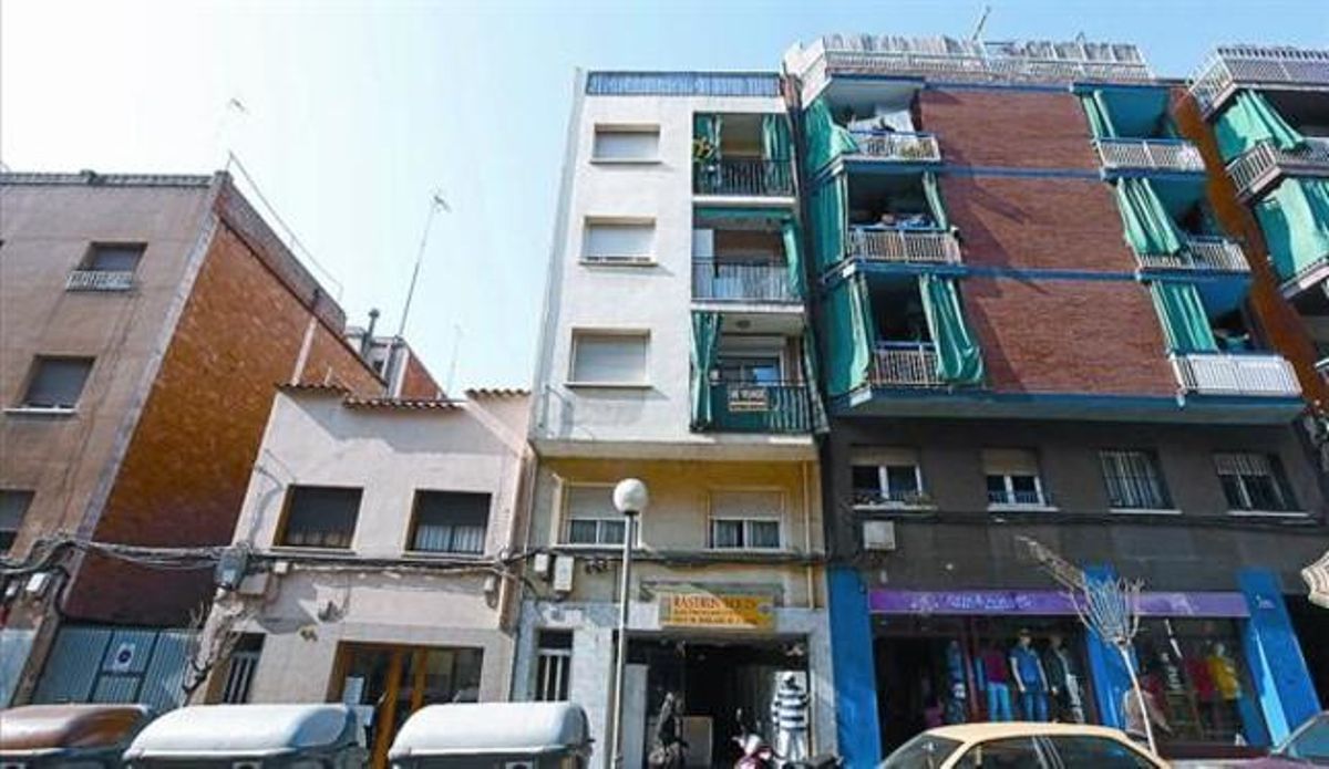 Bloc del carrer de Pau Piferrer amb una vivenda embargada que es posarà de lloguer social, ahir. Bloc del carrer de Pau Piferrer amb una vivenda embargada que es posarà de lloguer social, ahir.