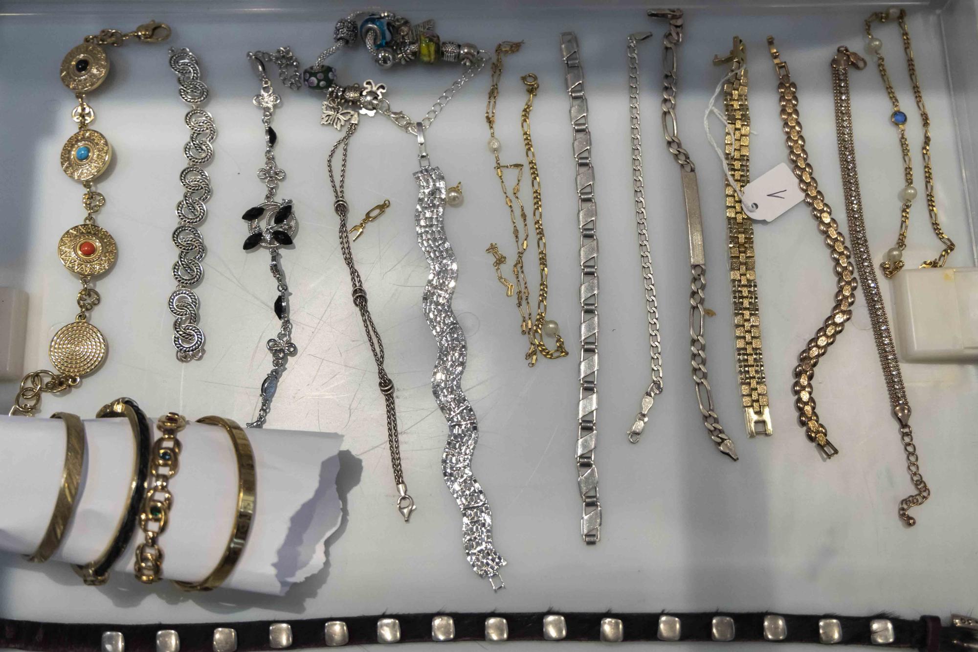 Las joyas robadas por una banda desarticulada esperan a sus dueños en Jefatura