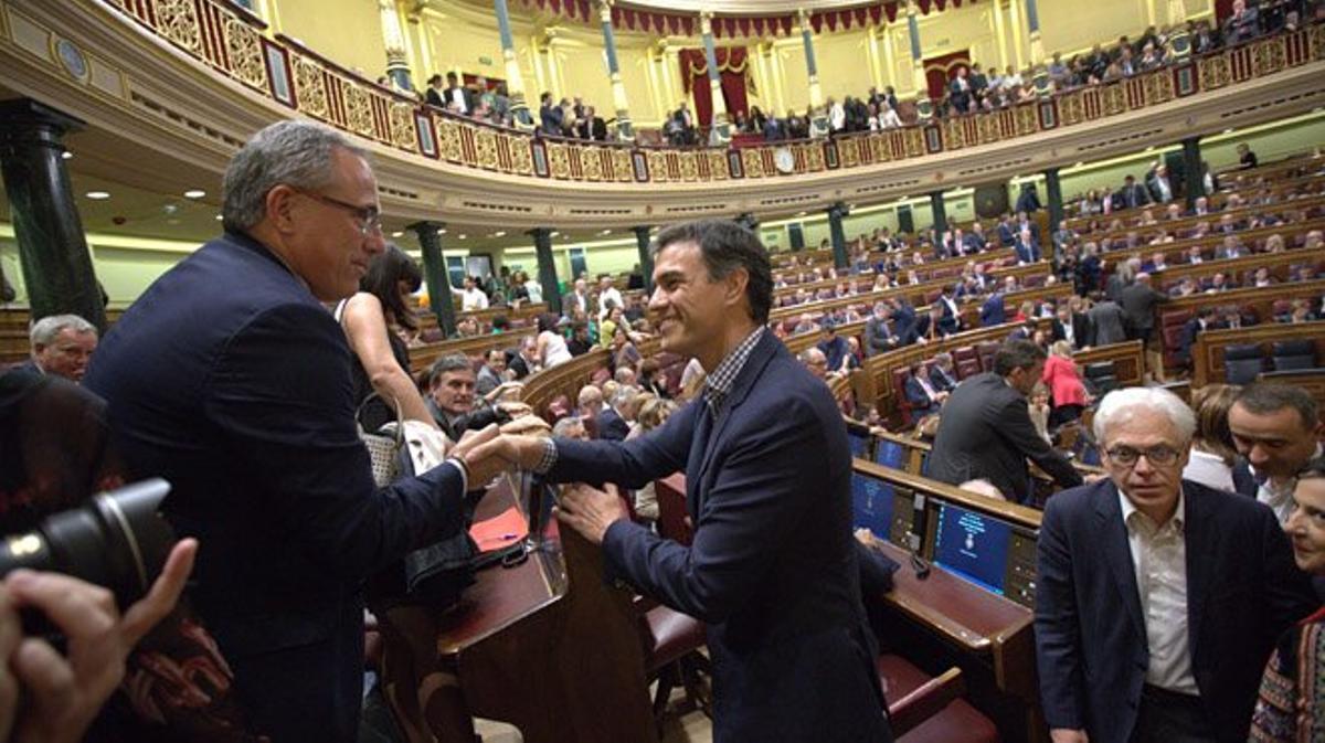 Pedro Sánchez saluda a la bancada socialista a su llegada al congreso
