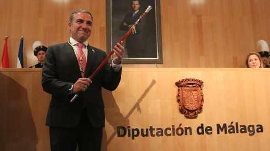 Elías Bendodo con el bastón de mando en la toma de posesión como presidente de la Diputación de Málaga.