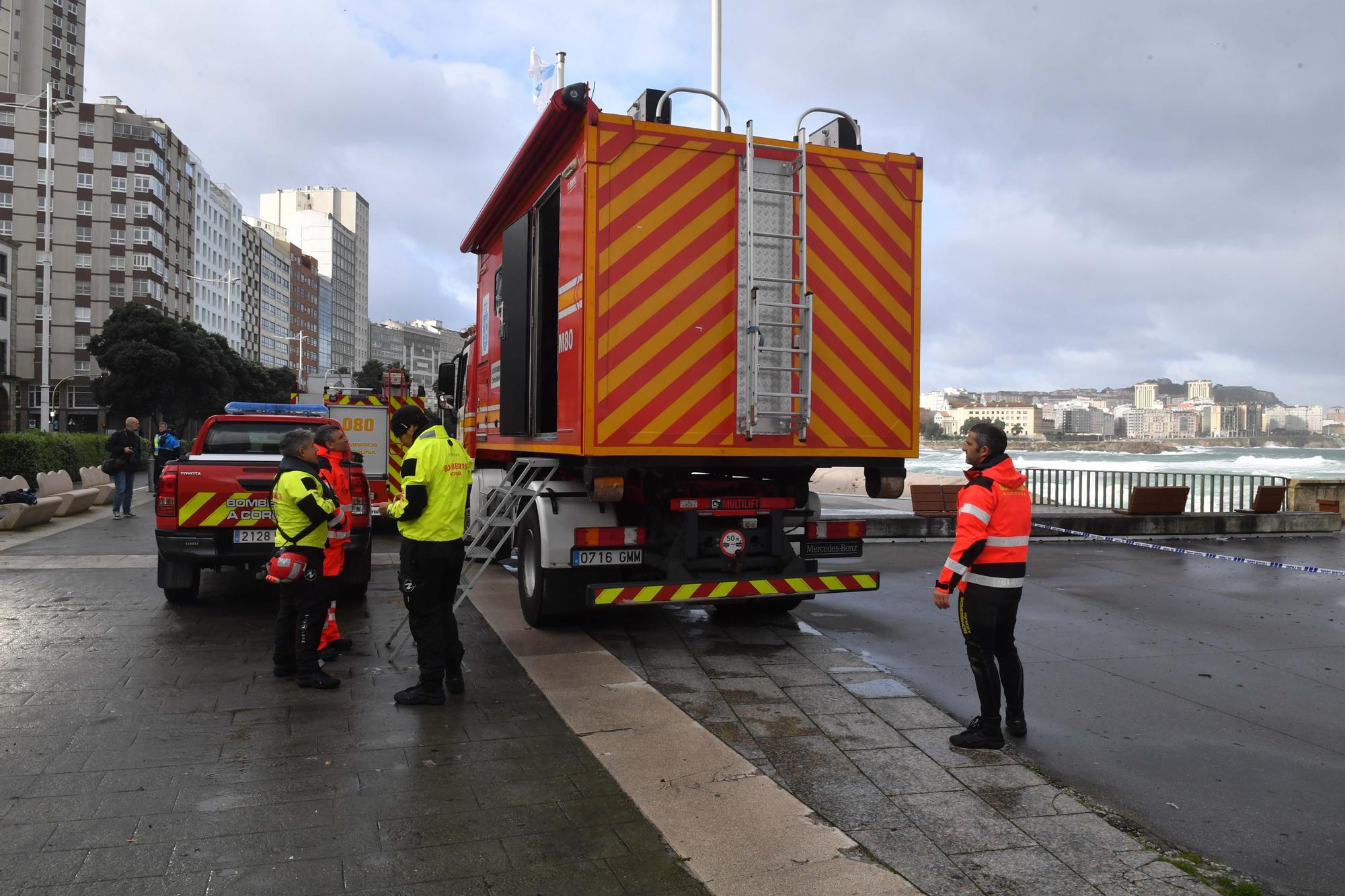 A Coruña en alerta roja: Temporal con fuerte oleaje en Riazor y rachas de más de 100 kilómetros por hora