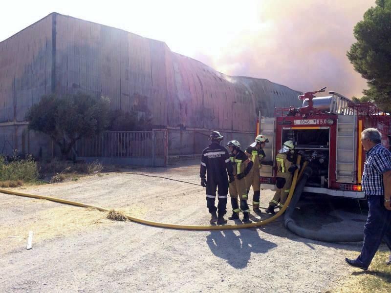 Fotogalería del incendio en una empresa de forrajes de Tauste