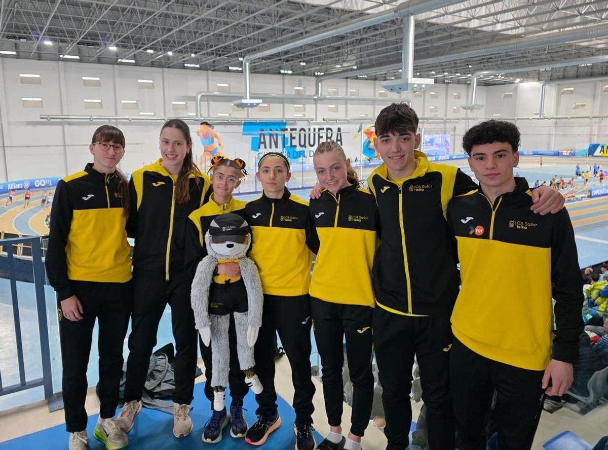Los y las atletas del CA Safor Teika en el Nacional sub18