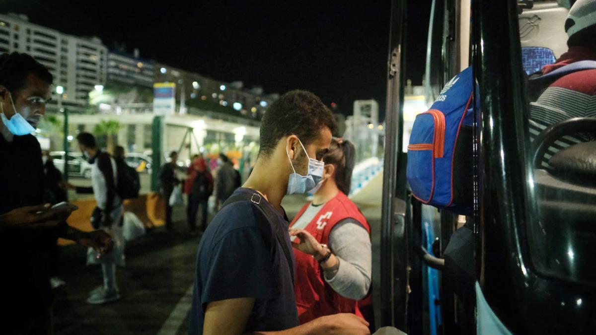 Migrantes suben a la guagua que les trasladó a un hotel en el sur de Tenerife