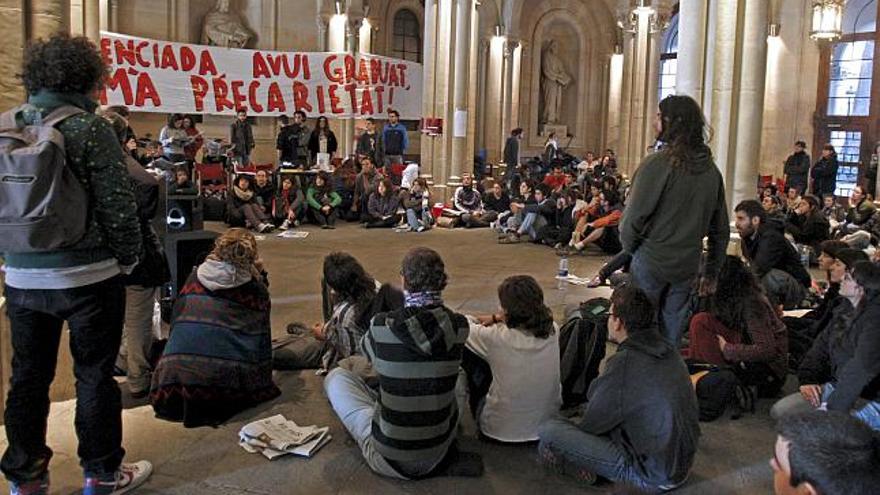 Los estudiantes que ayer se encerraron en el rectorado de la Universidad de Barcelona (UB) para protestar contra el Plan de Bolonia han pasado la noche en varias dependencias del edificio sin que se hayan registrado incidentes y continuan con su encierro. EFE/Toni Garriga